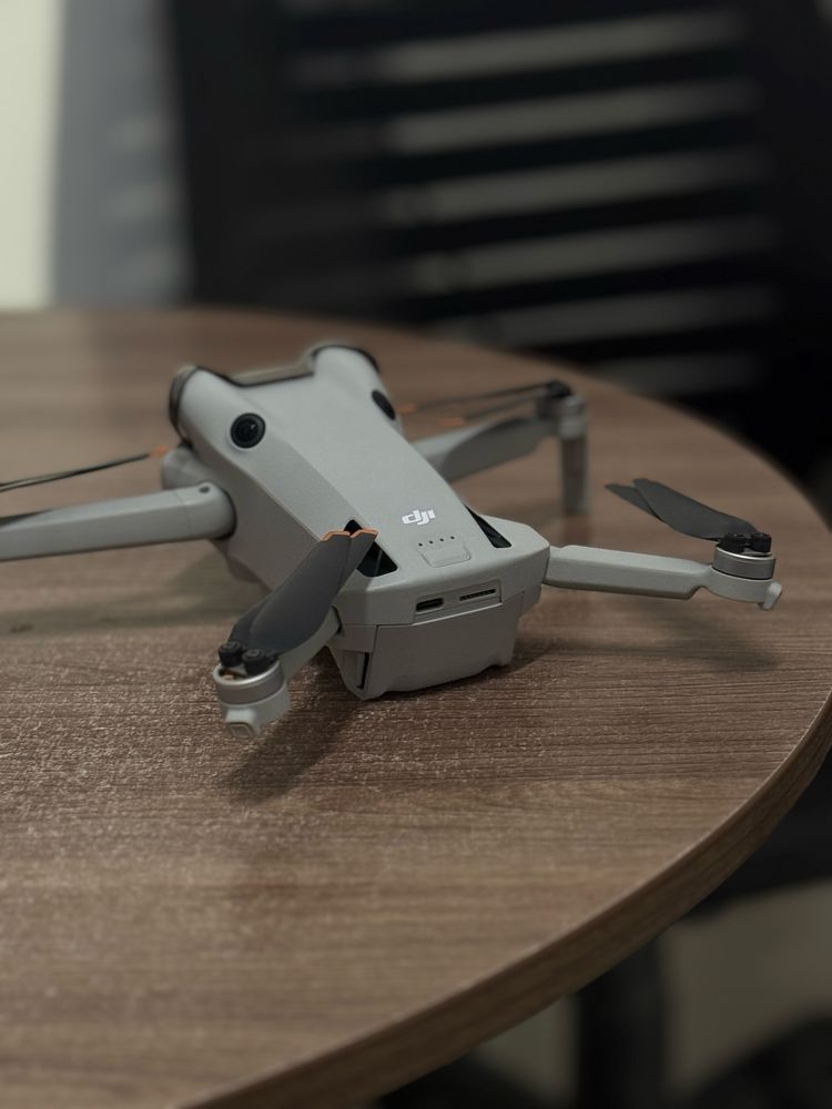 Dji mini 4 pro,новая,в комплекте пульт дистанционного управление,дрон
