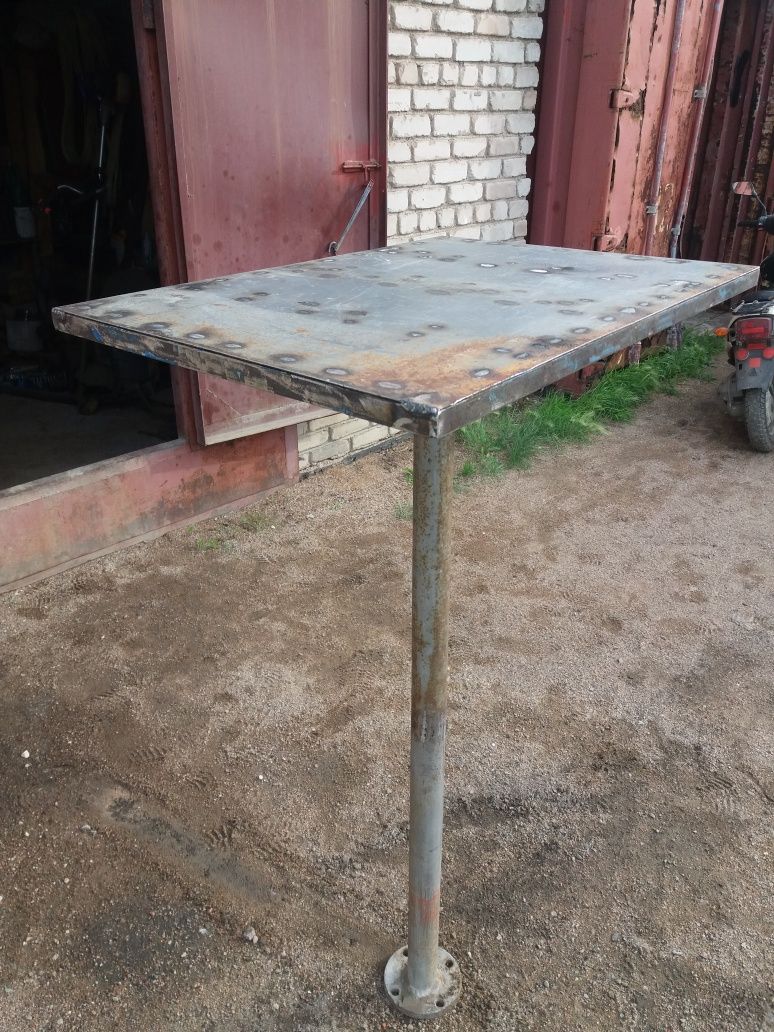 Продам стол металический.