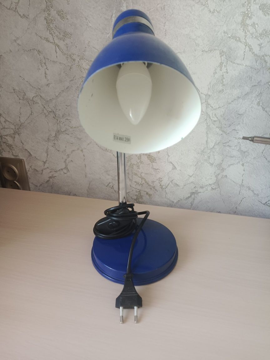 Продам настольную лампу