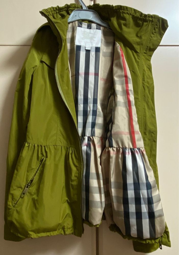 Плащ Burberry для девочек.