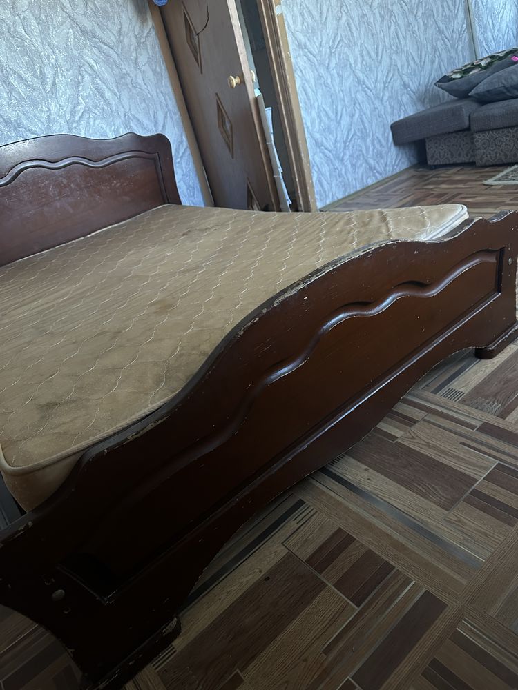 Продам кровать самовывоз с матрасом