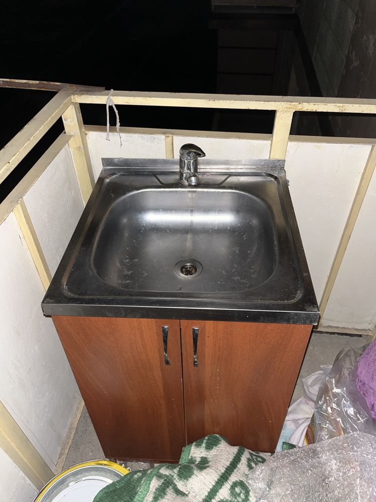 Продаётся посуда мойка и газ плита