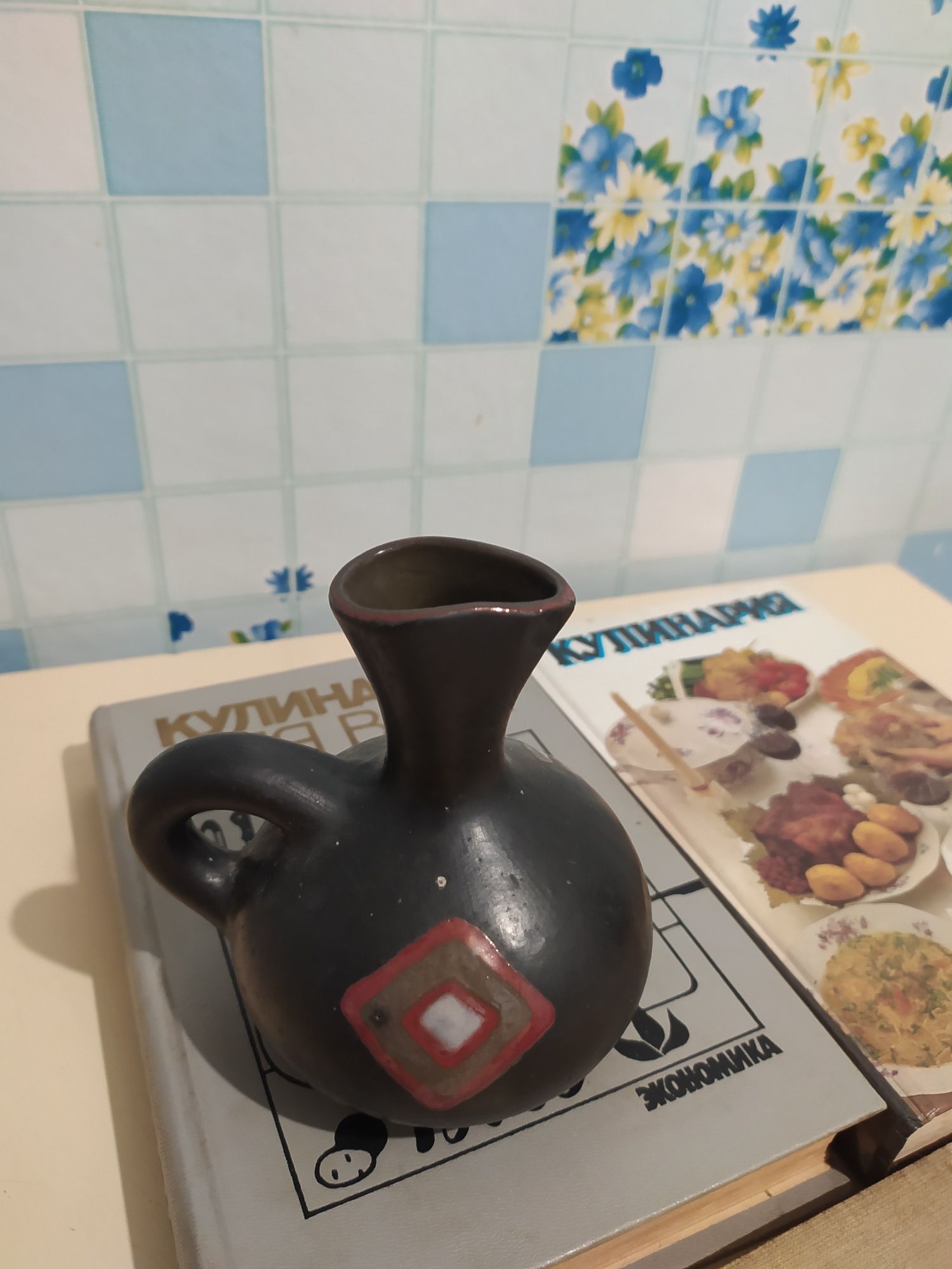 Кувшинчик и три книги по кулинарии.