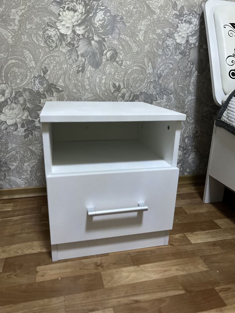 Комод с зерколом, тумбы 2шт новые