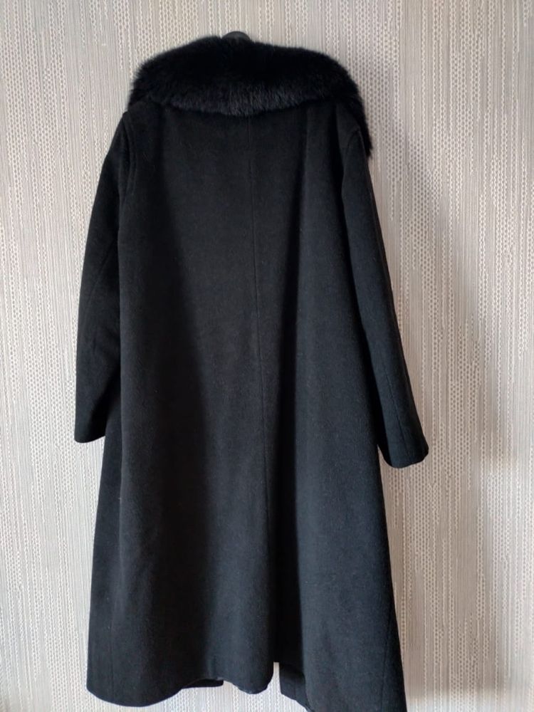 Продам пальто зимнее с мехом