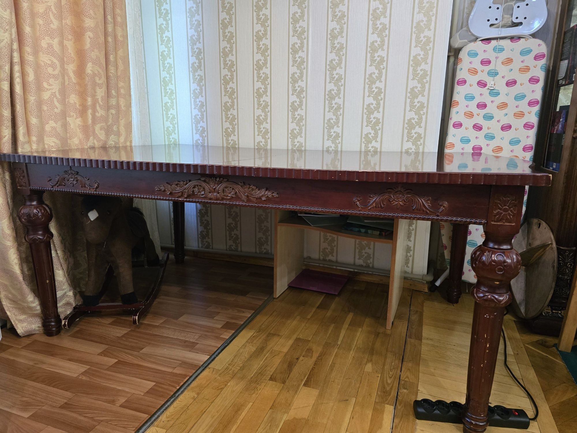 Добротный обеденный стол из натурального красного дерева