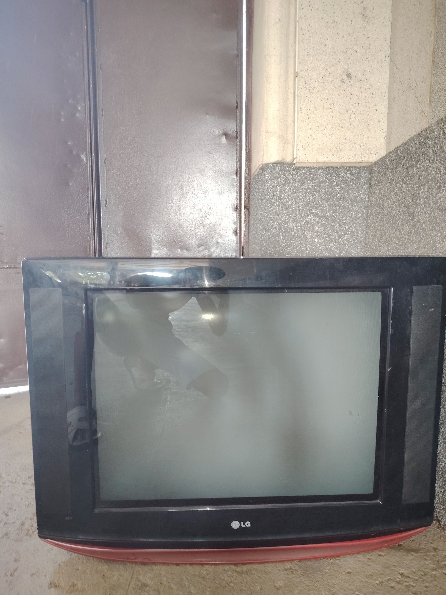 Продам телевизор старый.