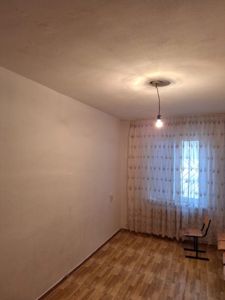 Срочно продам 1 мкр.32 дом 52кв. на 1 этаже 2 комнатный квартира