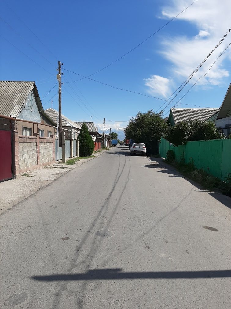 Небольшой дом возле школы Конаева