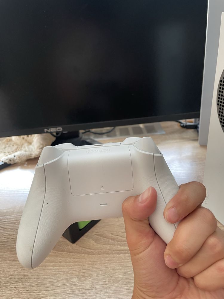 Xbox series S с геймпадом и ориг коробкой и с сменными аккумулятороми