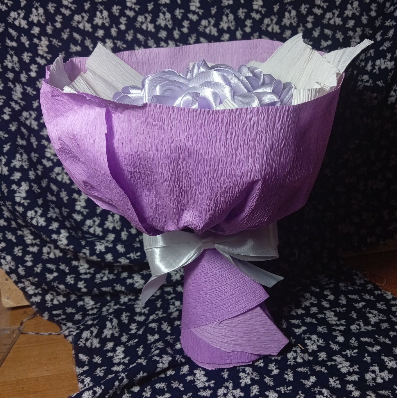 Розы из атласных лент