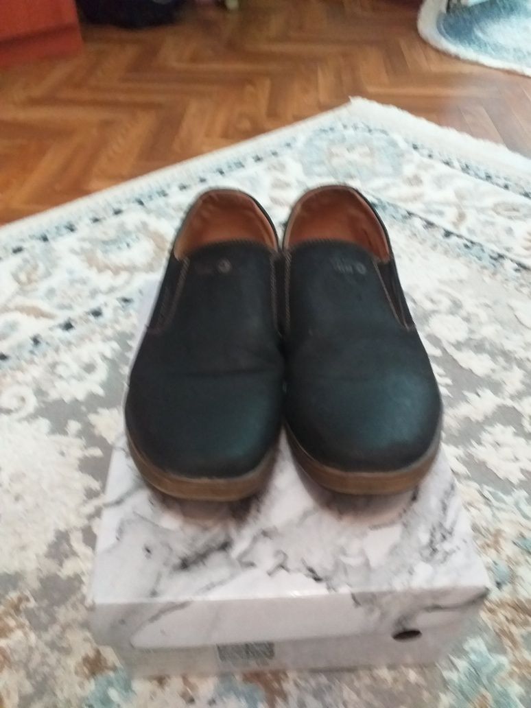 Продаётся мужская обувь.
