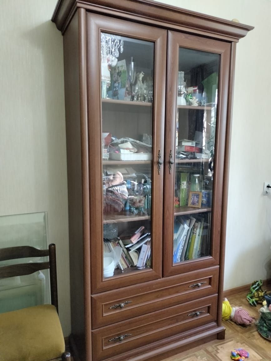 Продам шкаф для гостинной. Удобном под книги и посуду