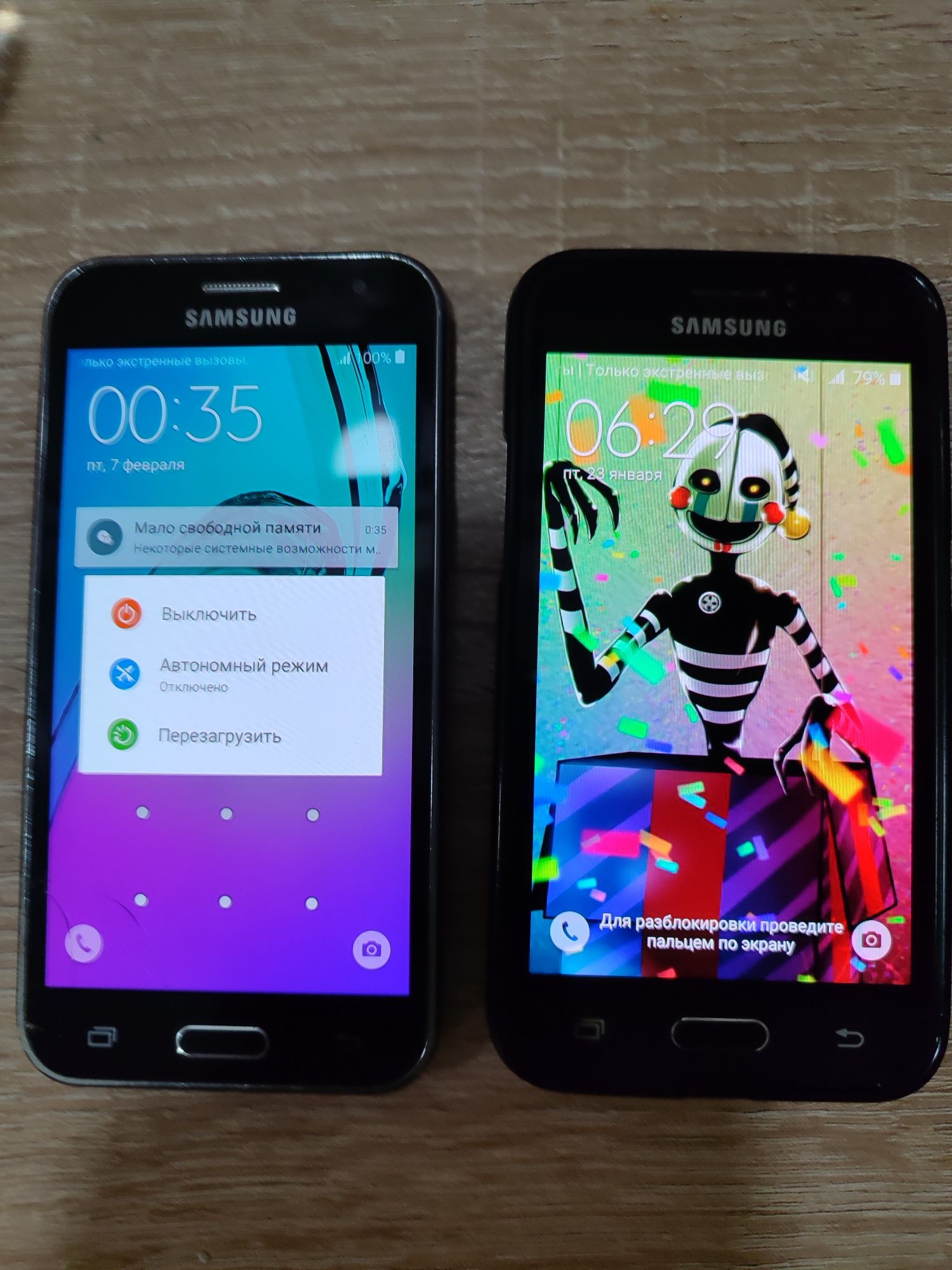 Телефон Samsung Galaxy J1