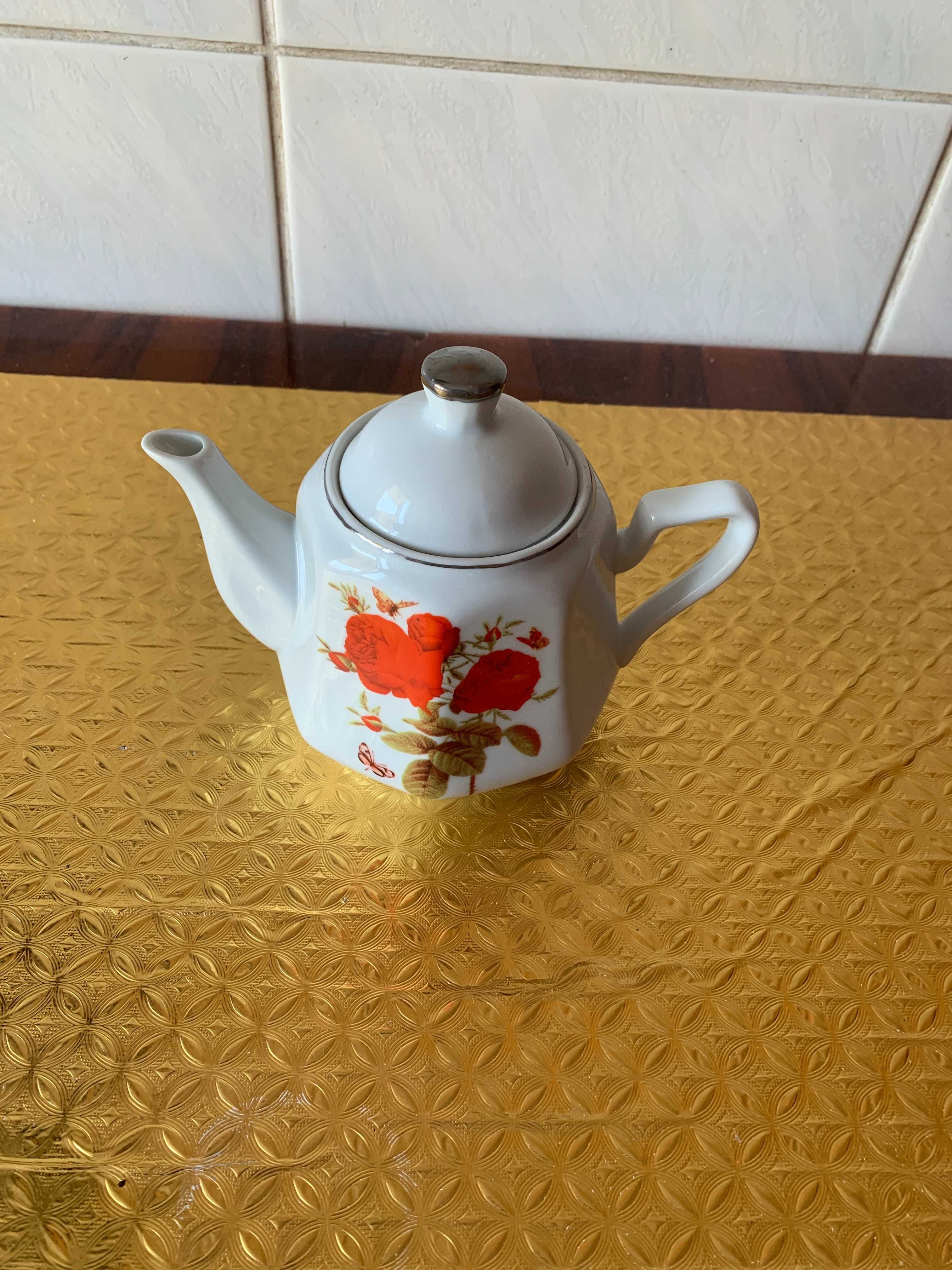 Продам чайники заварные из фарфора белого цвета (сделано в Чехии)