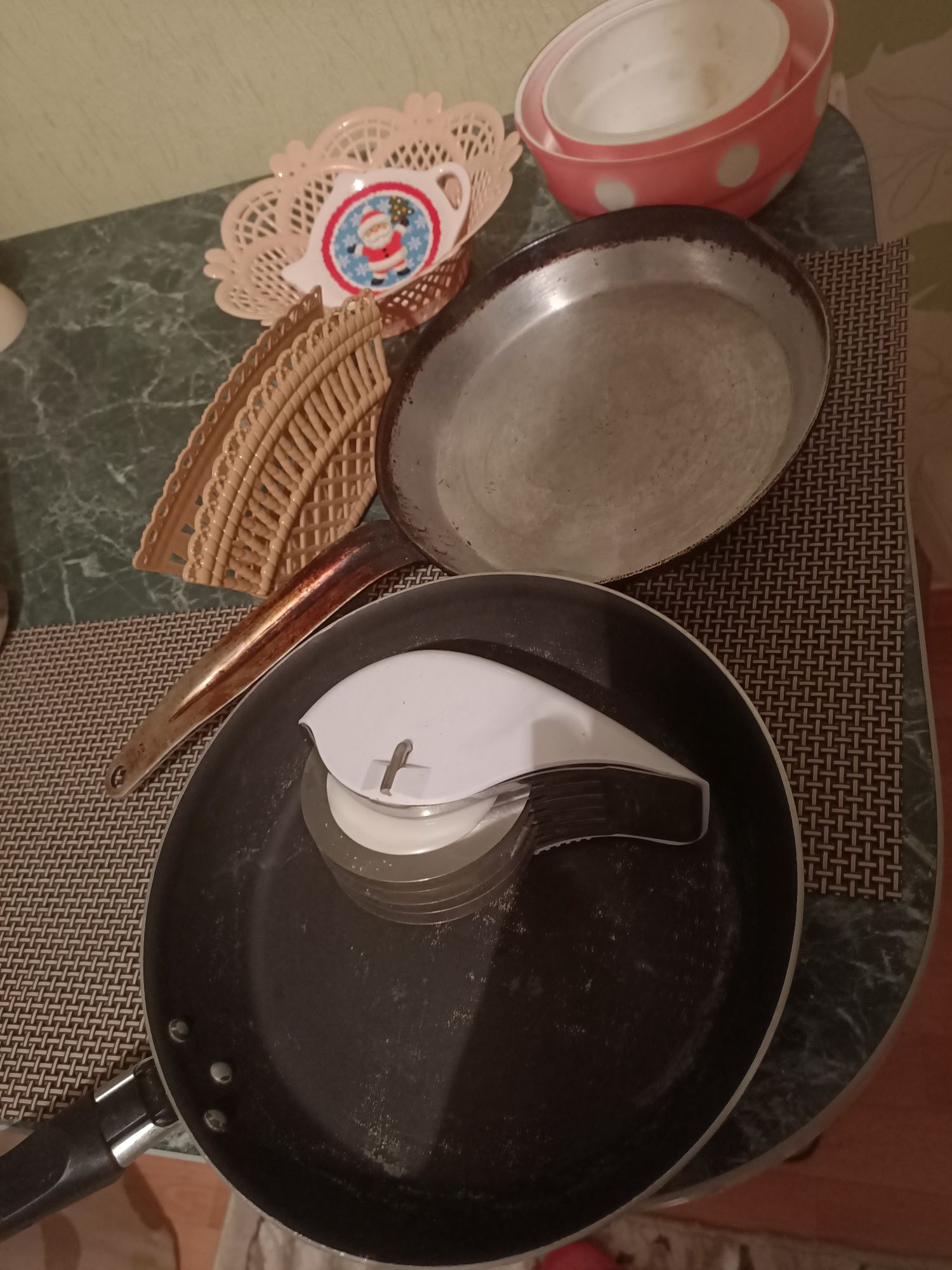 Посуда разная,не дорого.