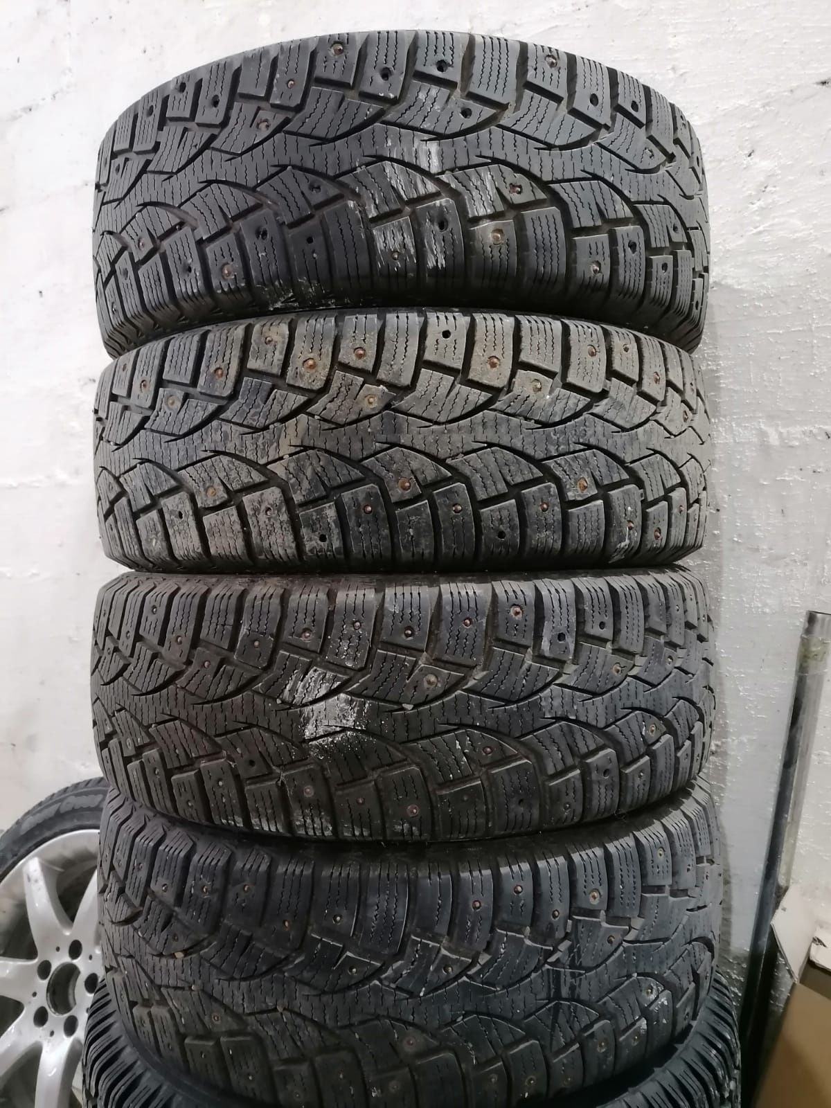 Продам комплект зимних шин 205/60/16.