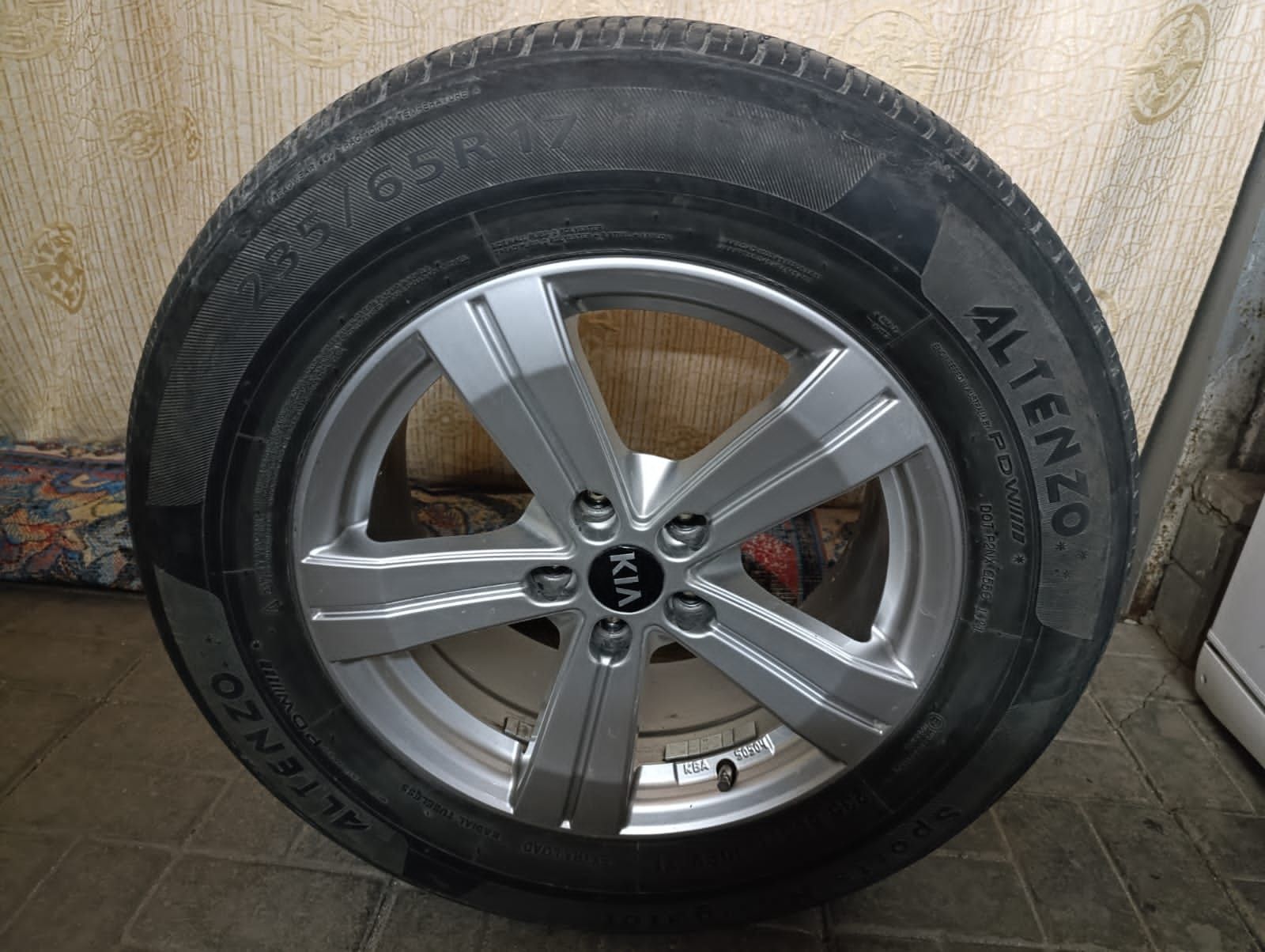 Комплект дисков с резиной 235*65 R17.
