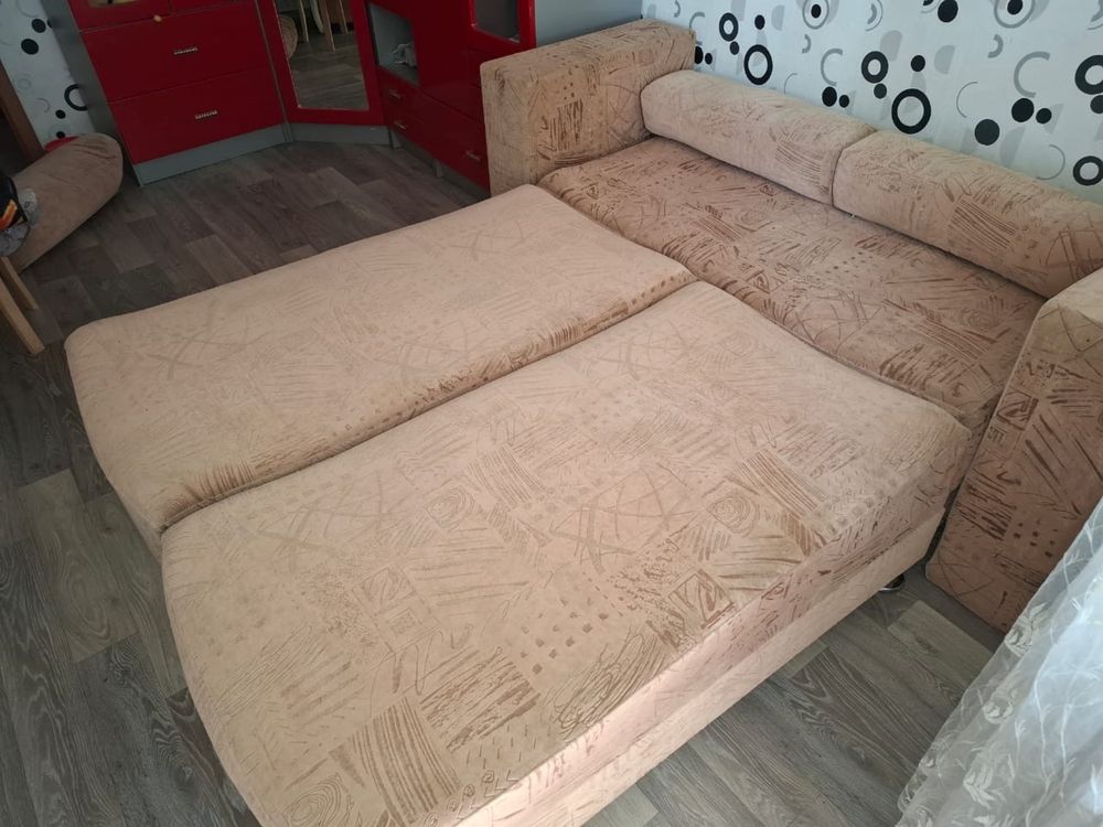 Продаю б/у диван. Чистый. Прочный.
