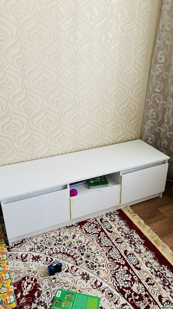 Продам тумбу под ТВ как на фото белого цвета, одна выдвижная полка