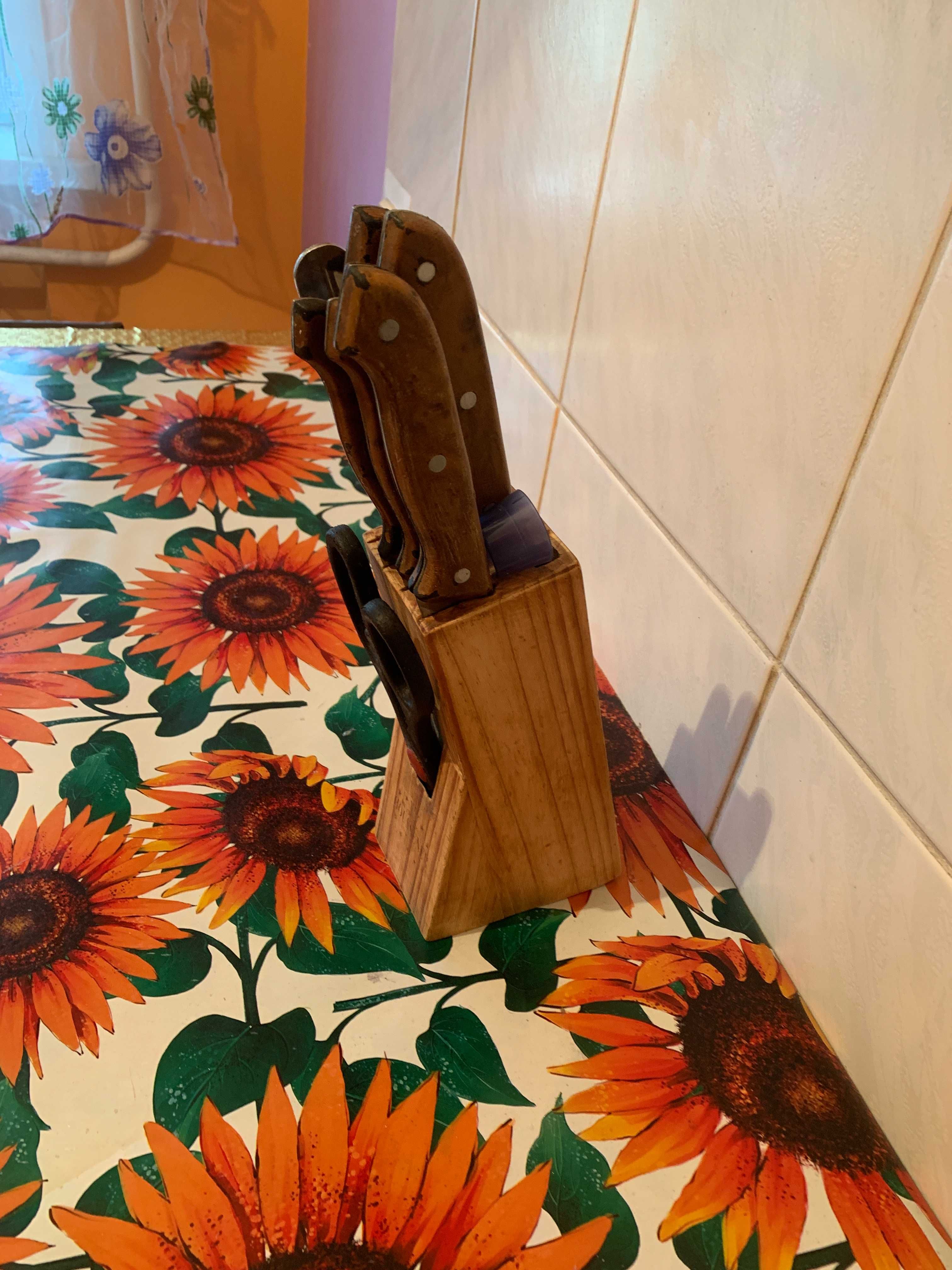 Продам набор ножей кухонных на деревянной подставке (сделано в России)