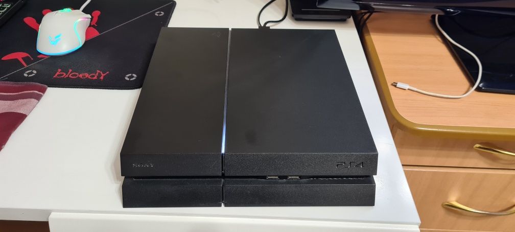 Sony Playstation 4 (1Tb), 1 джойстик