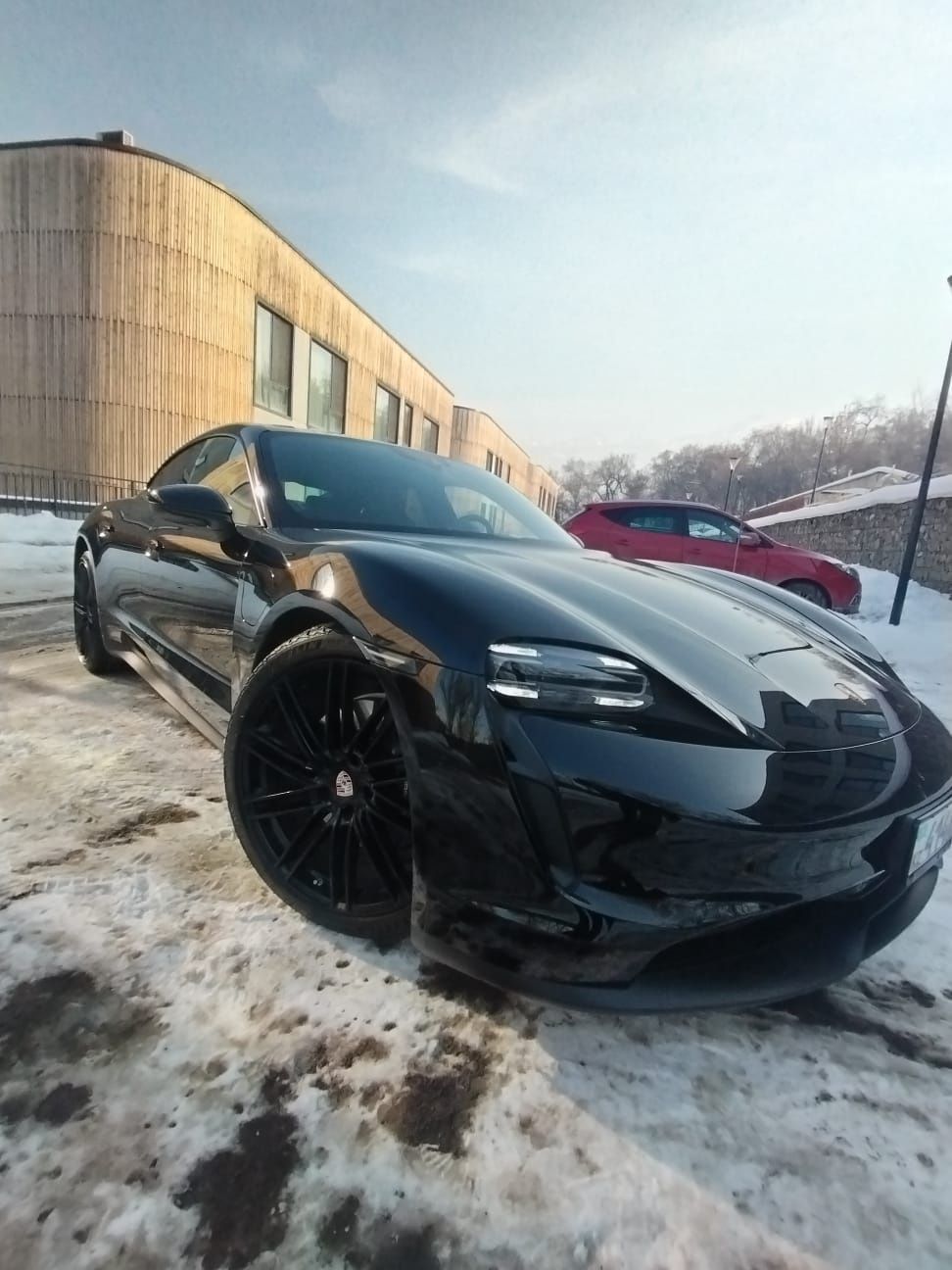 Машина марки Porshe taycan, электрокар
