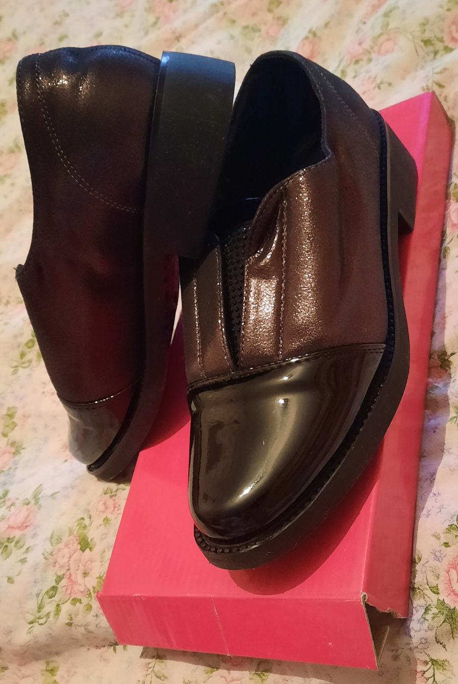 Продам женские ботинки
