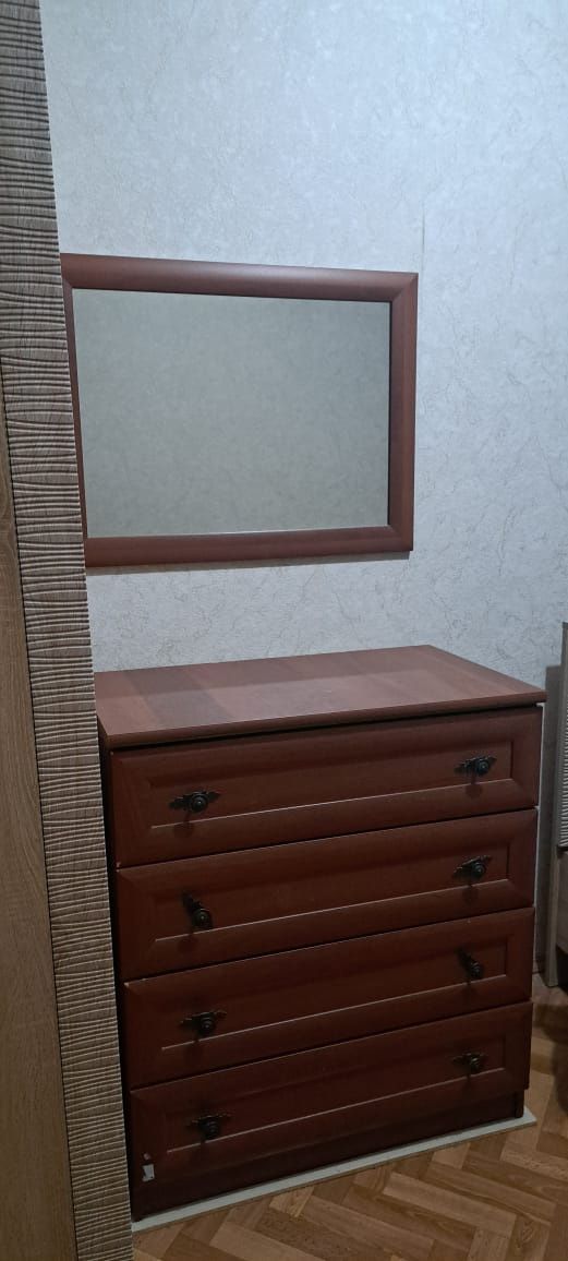 Продам комод с зеркалом
