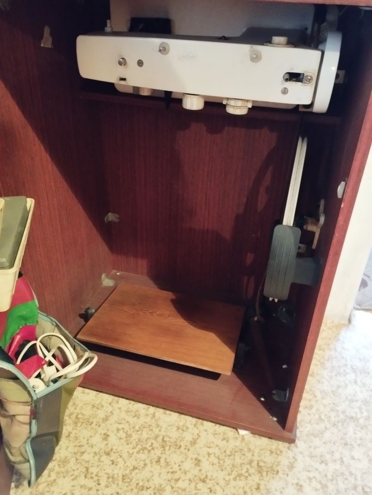 Продам швейную машинку ,ножная в тумбе