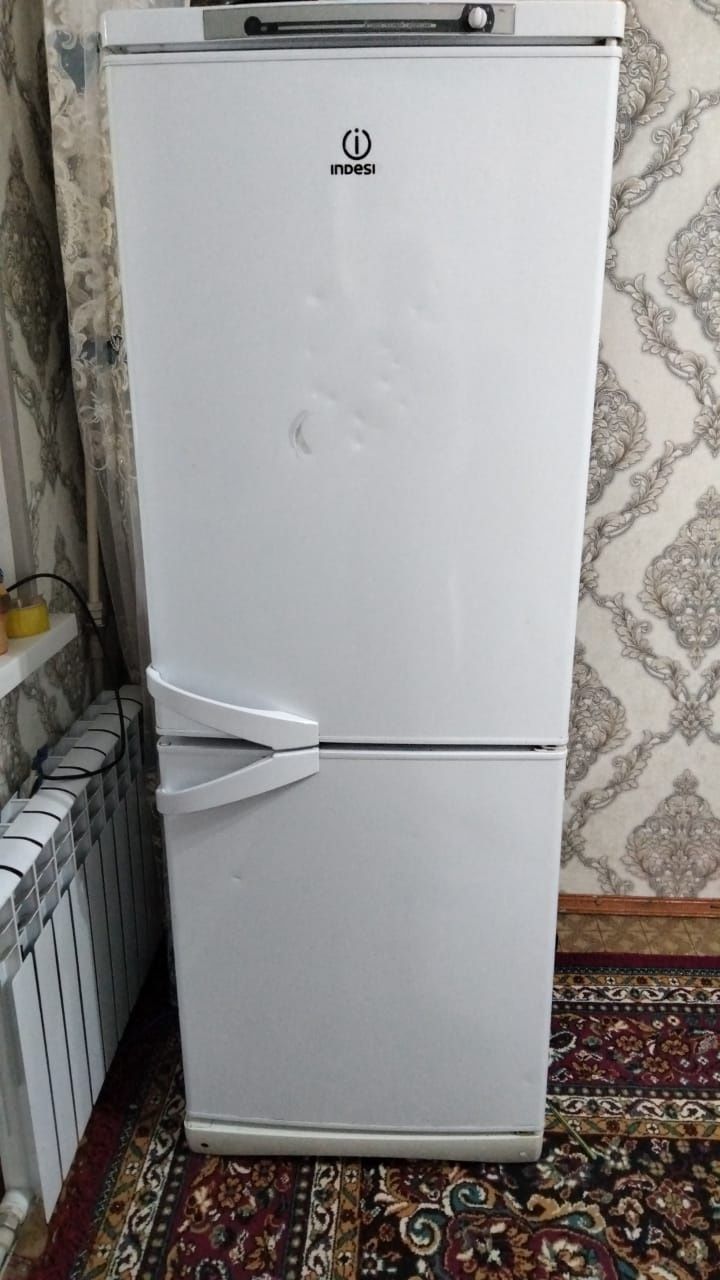 Холодильник Indesit