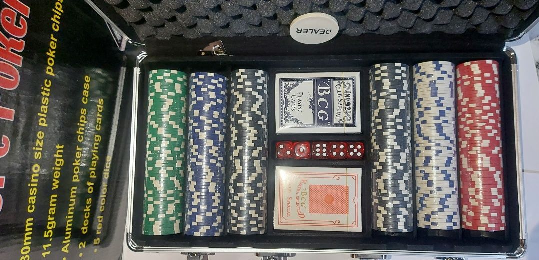 Игра в покер 300 фишек. Покерный набор в кейсе.  Poker set с картами