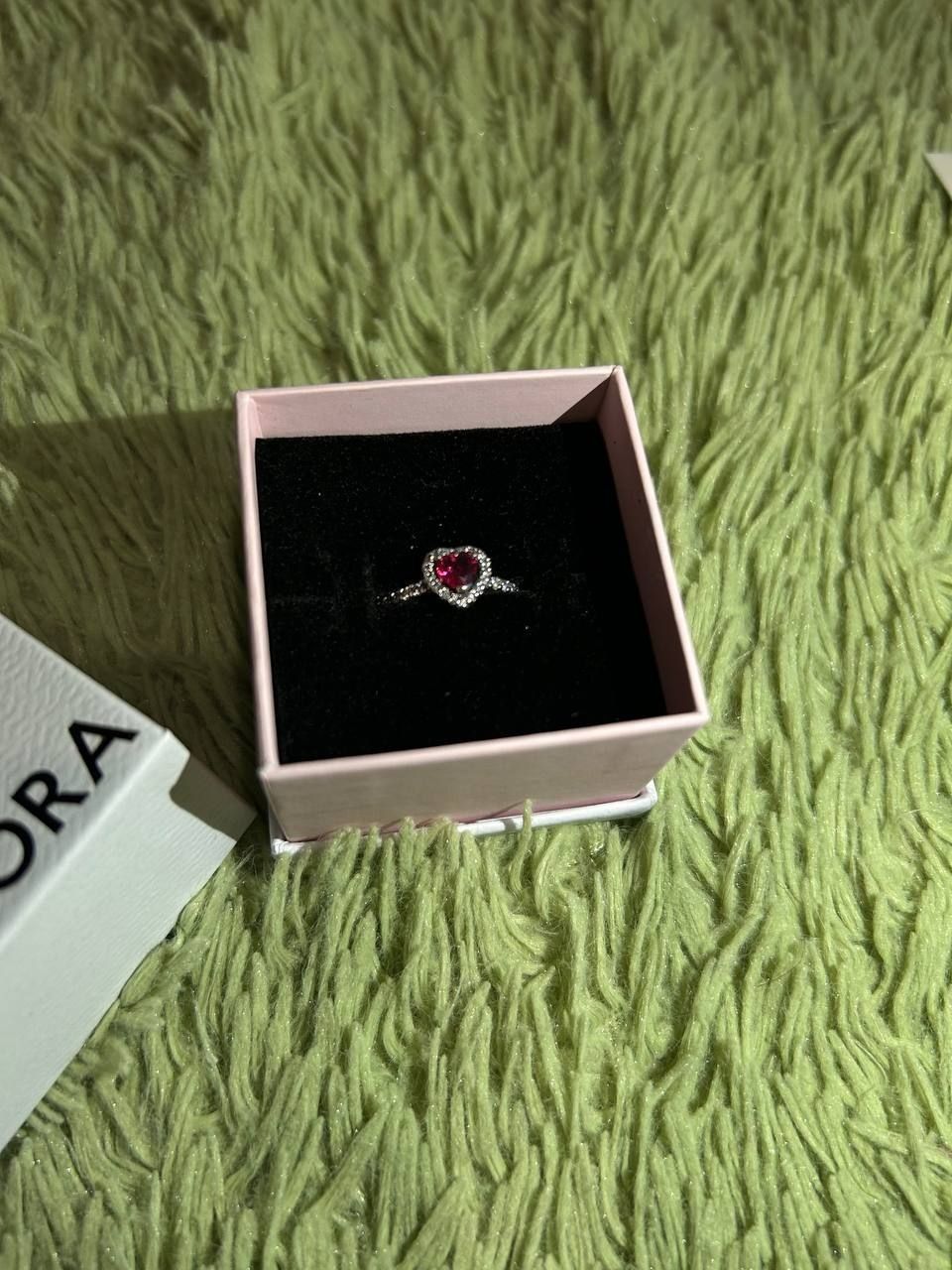 Pandora кольцо с красным сердцем
