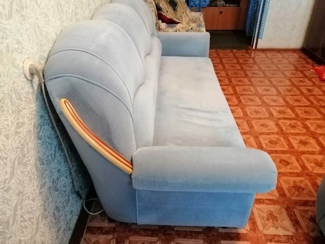 Продам мягкий уголок, диван и два кресла. В идеальном состоянии.