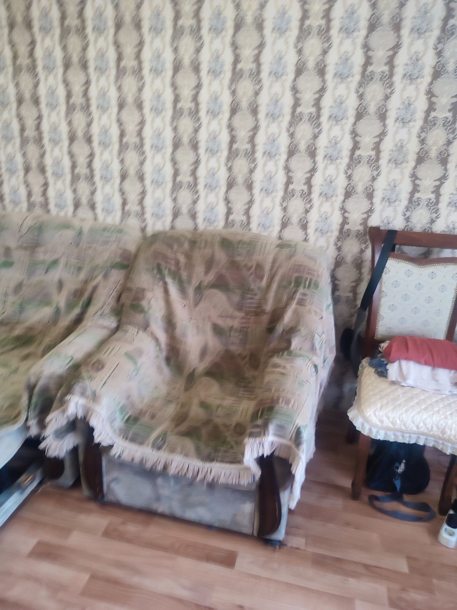 Срочна продам диван и кресло б/у. Цена договорная.