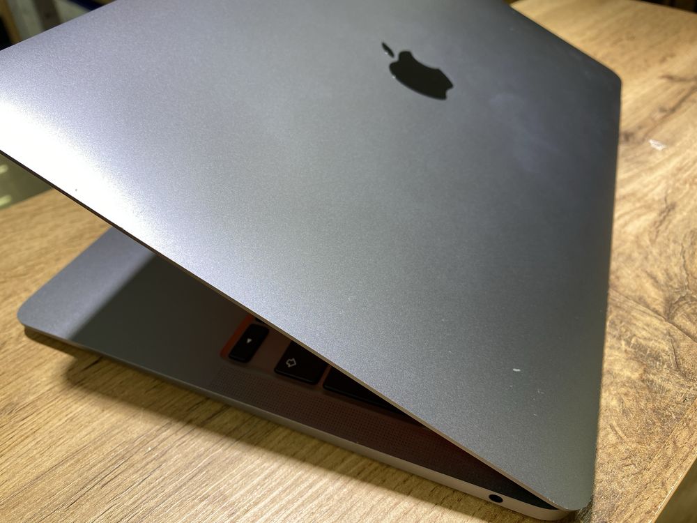 MacBook Air M1, 2020г. 13", 8/256 ГБ, 10471/А10