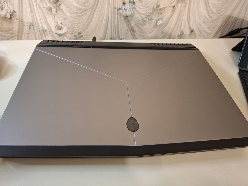 Продам игровой ноутбук Alienware 17 R5 (Американская версия)