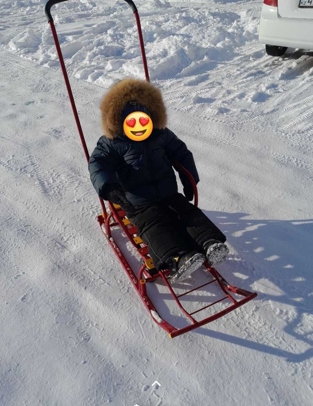 Продам зимнюю детскую куртку .