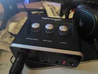 Микрофон Shure mv7x  вместе с аудио картой BEHRINGER U-PHORIA UM2