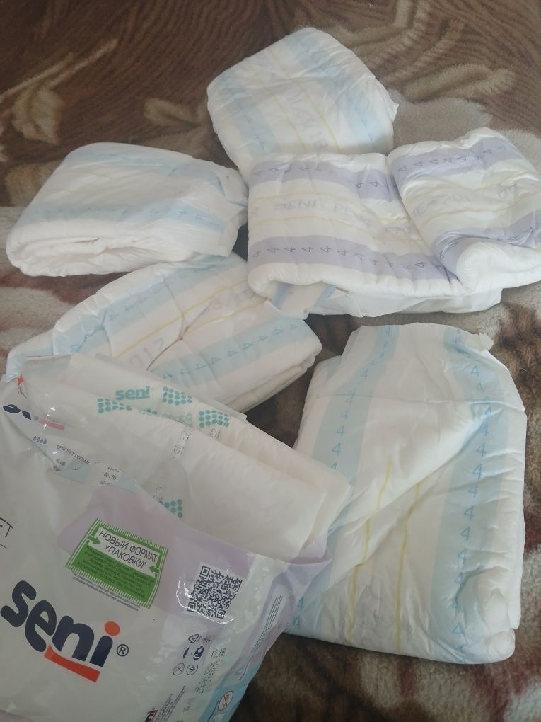 Продам памперсы 7 шт и 3 пелёнки