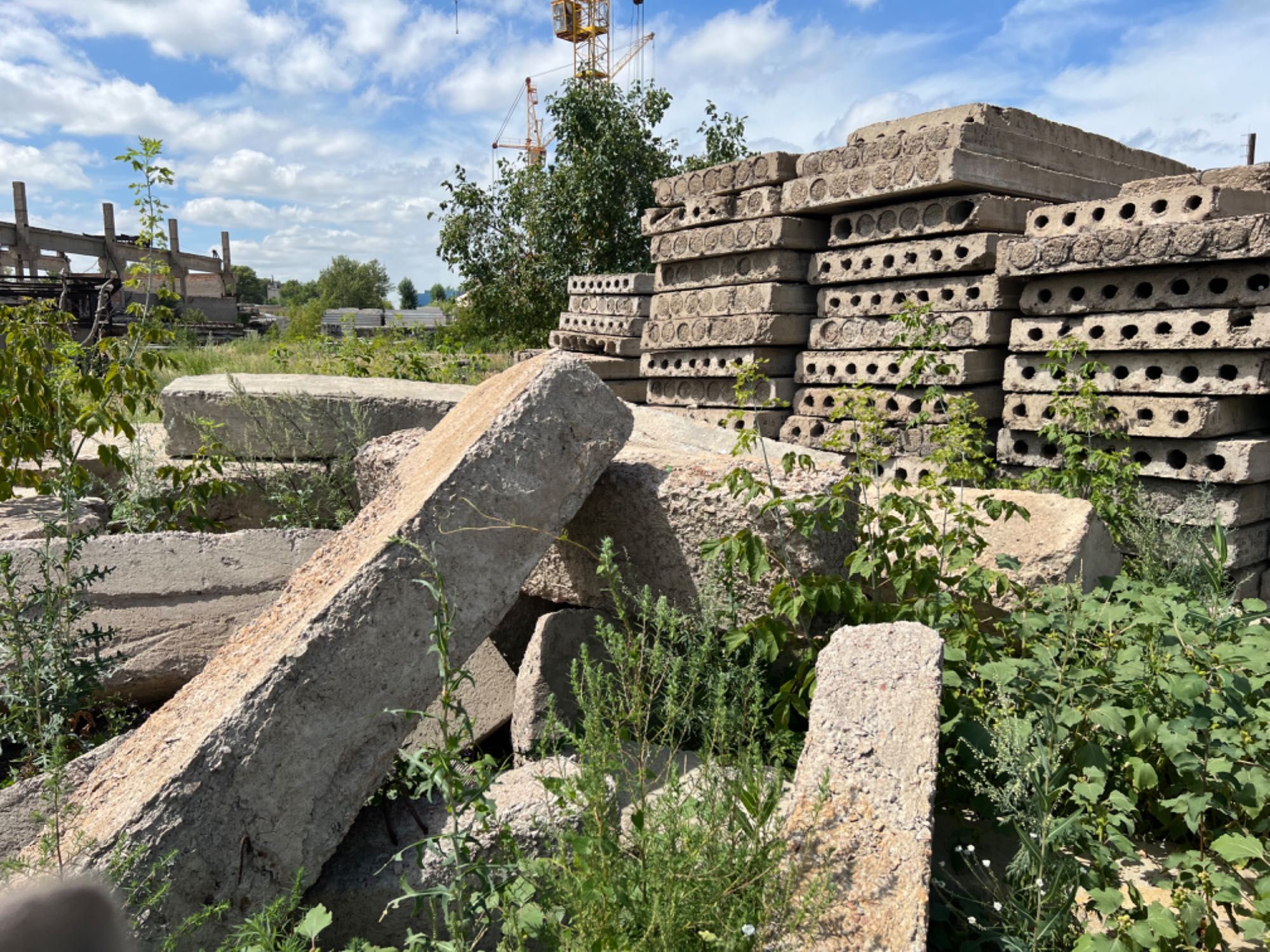 Продам блоки , плиты , сваи короткие, заборные плиты, противовесы.