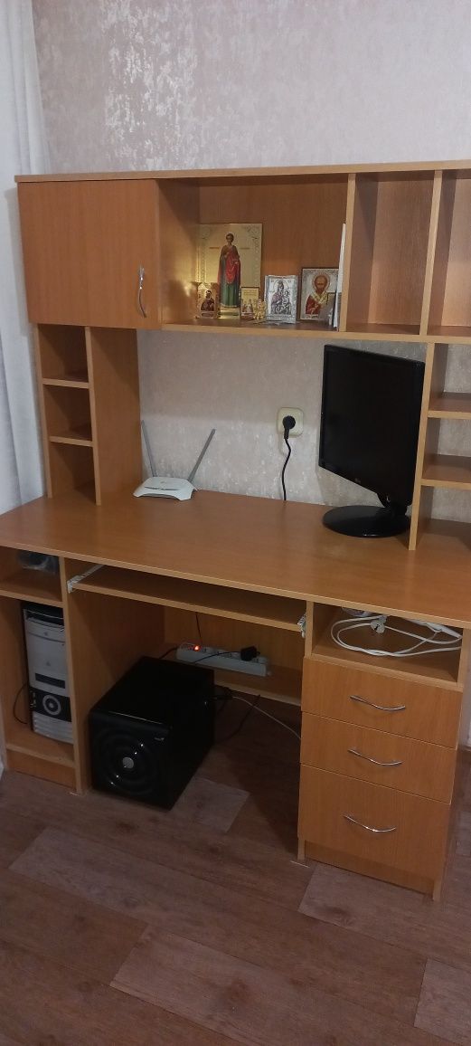 Продам  компьютерный ,письменный стол