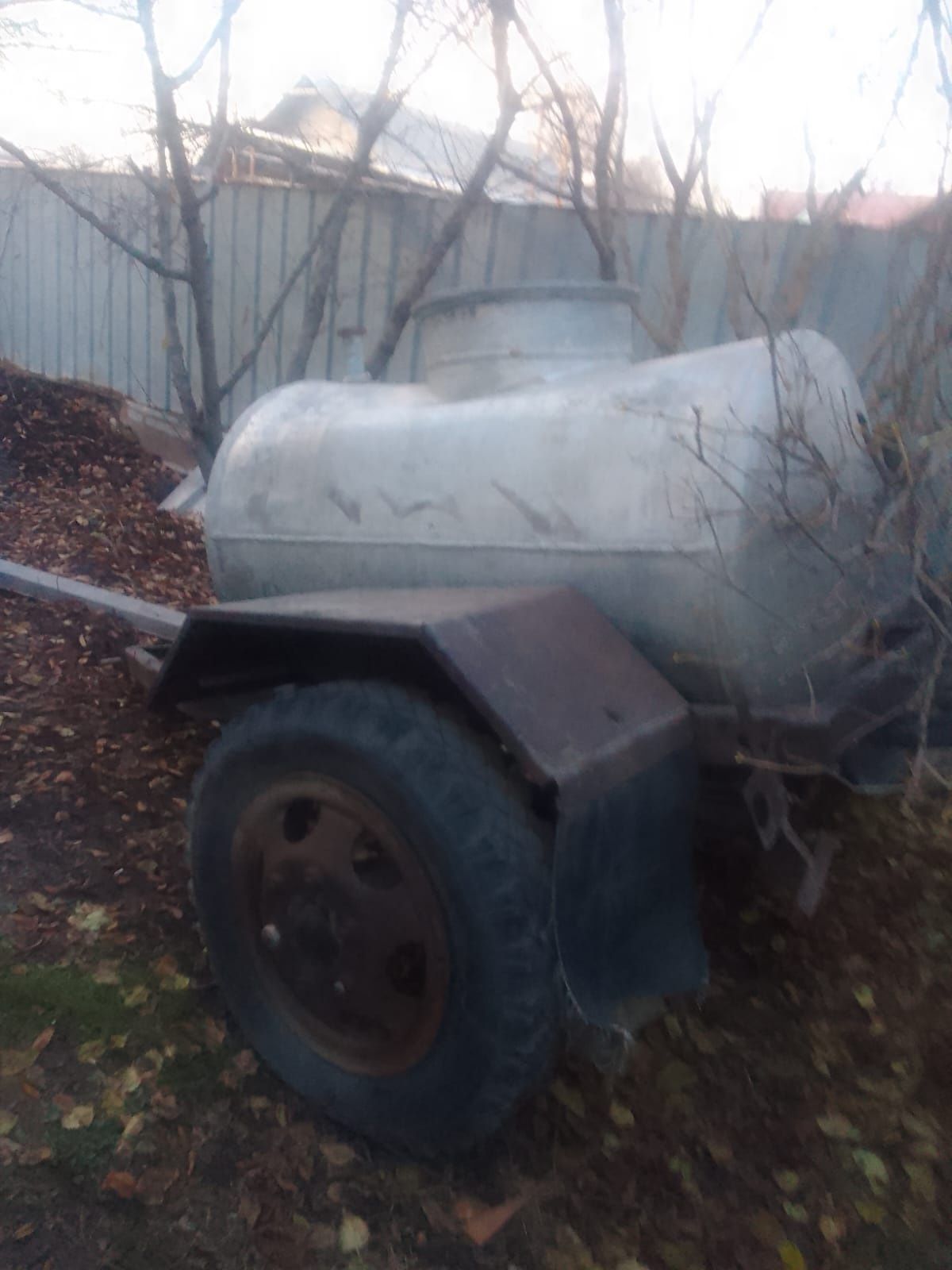 Прицеп с алюминиевой бочкой