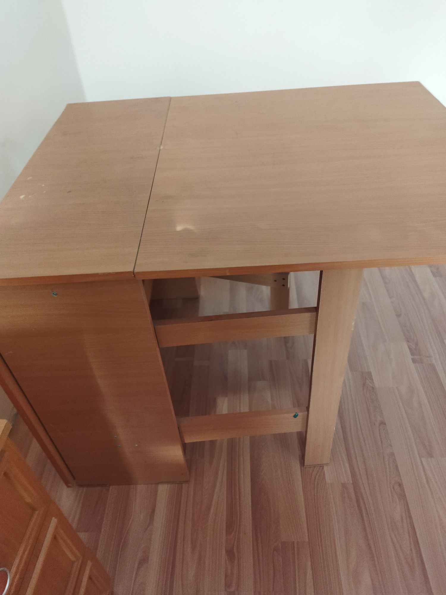 Продам стол книжку.