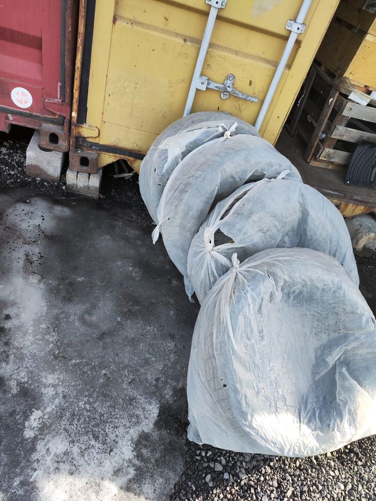 Продам зимнюю резину 255 на 55 R18