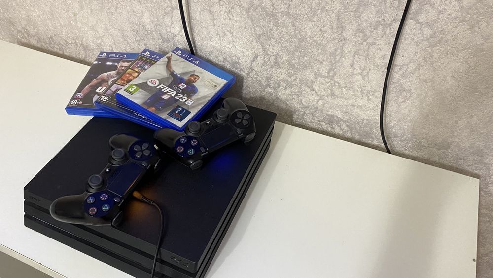 Продается ps4 pro 2 джойстика и фифа25, гта, юфс3, призрак цусимы