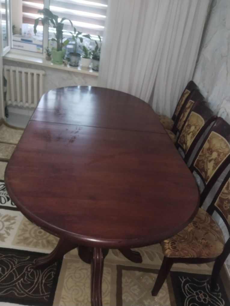 Стол и стулья в гостиную