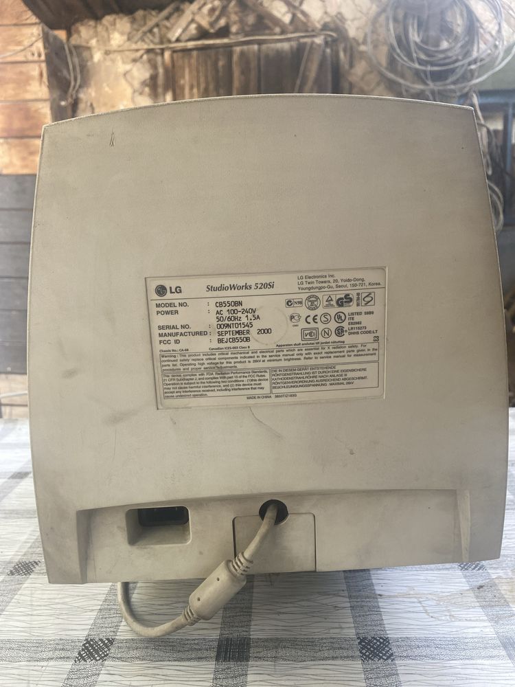 Продаю старый CRT-монитор модель LG