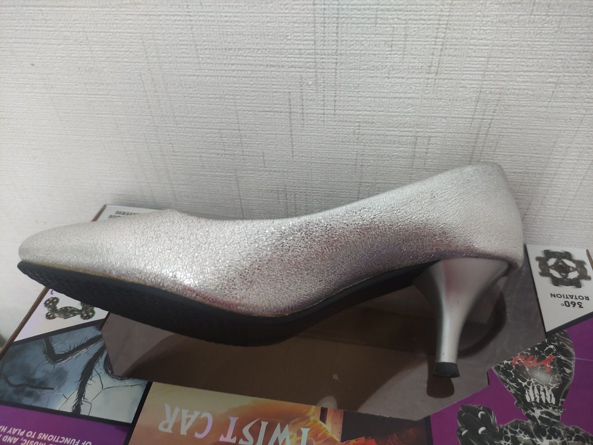 Нарядные  серебристые туфли