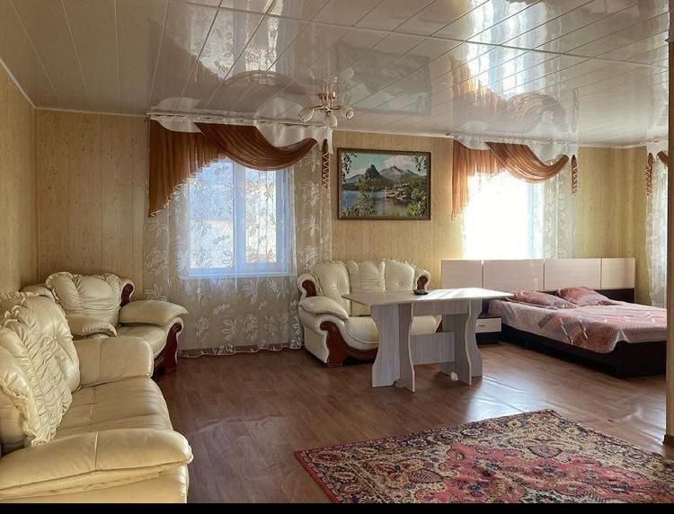 Благоустроенные домики на берегу озера В Боровом